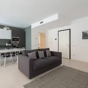 Porta Nuova Bright And Roomy Flat Apartment Milan